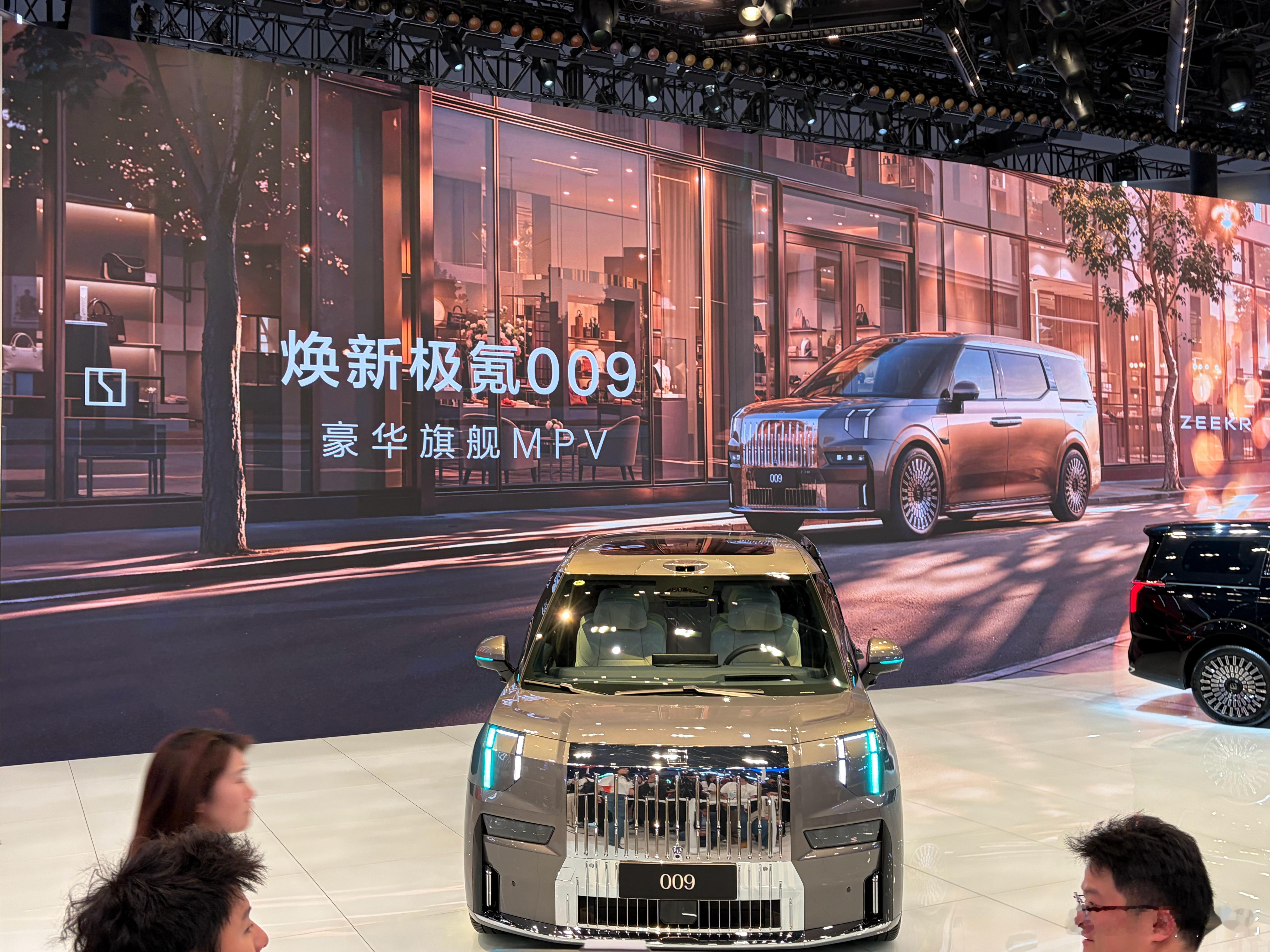 极氪这次北京车展 讲的是“两全”以双面旗舰的实力兑现商务家用全场景的出行承诺六座