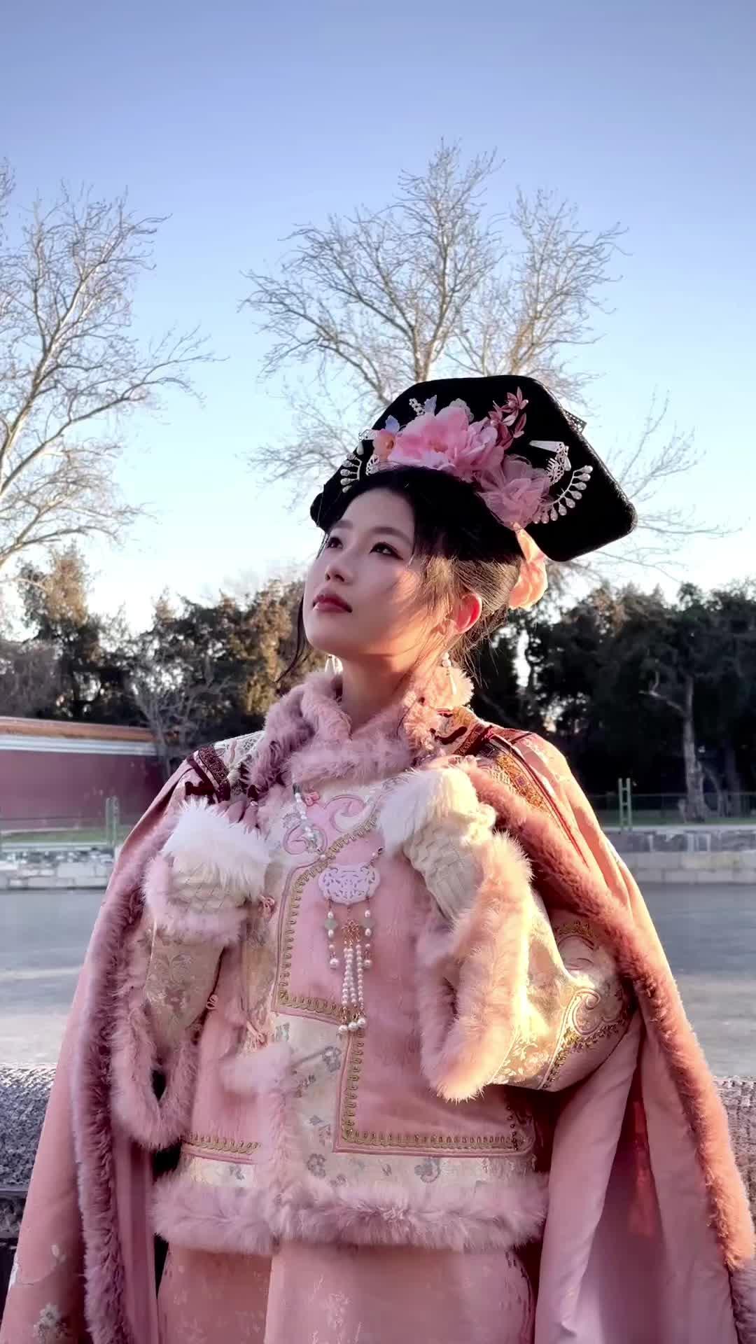 谁许你天上人间 谁同你恨海情天 我知天高任鸟飞 也知话说三遍淡如水 所...