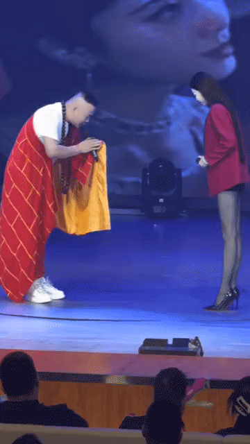 如果当初女王陛下也是黑丝加高跟，唐僧是不是早就被拿下了[笑哭]
