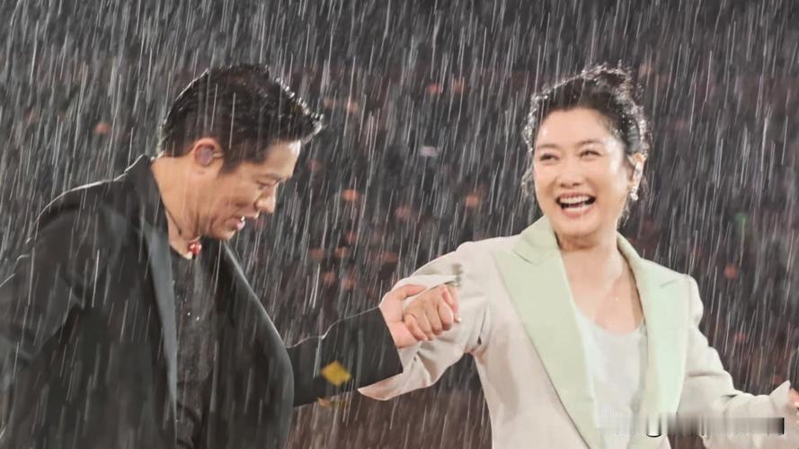 谁能想到，一场暴雨竟让凤凰传奇厦门演唱会封神！3 月 28 日晚，倾盆大雨中，玲