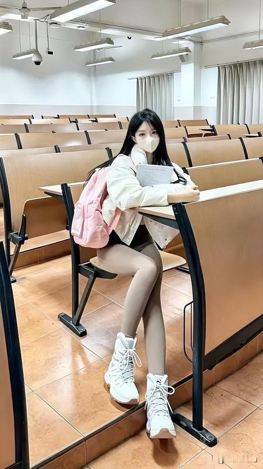 永远第一个到会场：姐的倔强式学习法⏰

说出来你可能不信
姐有个习惯——
开会也