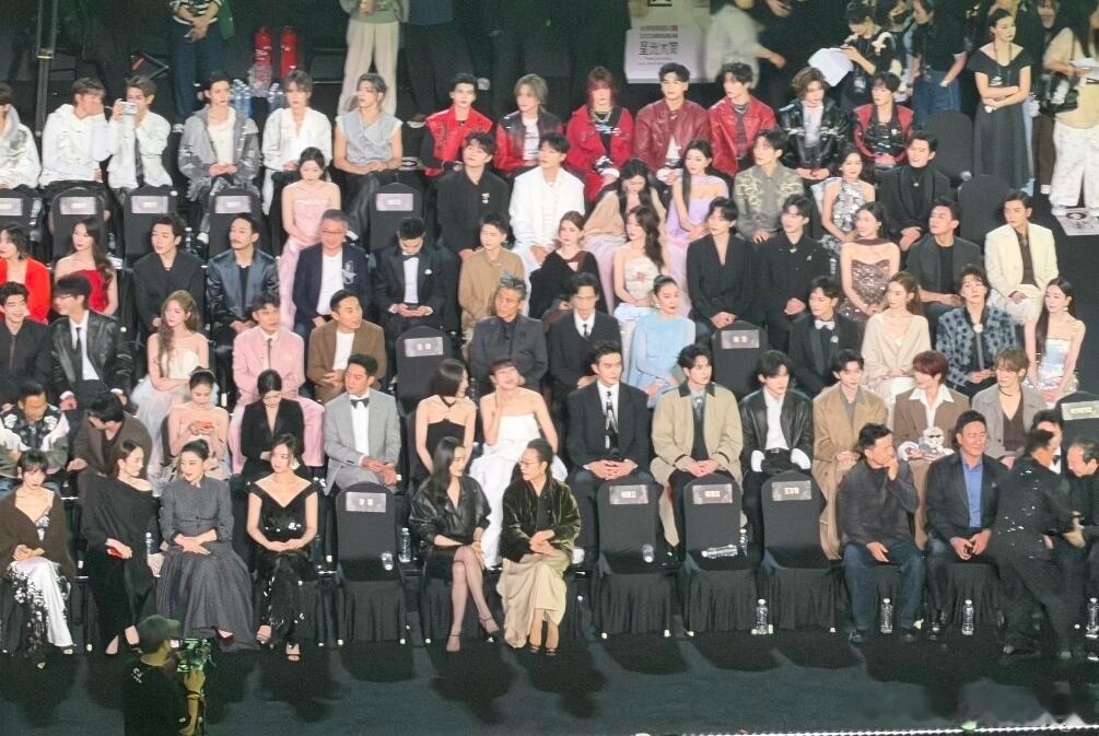 感觉星光大赏座位安排的有点挤了，大家坐的好近星光大赏内场