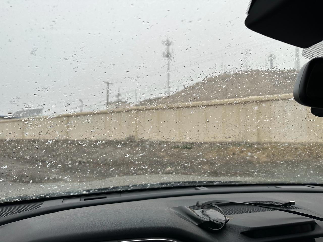 G109往可可西里走的路上
沙尘暴、雨、冰片、雪全遇上了
神奇的是，一到昆仑山口
