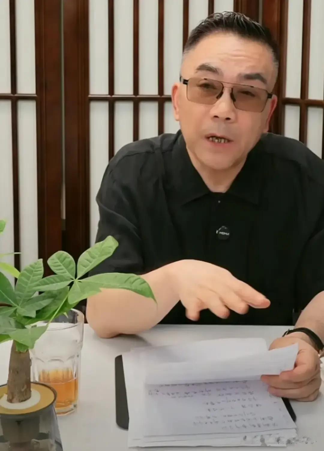 7月13日，杨议在完成父亲杨少华和母亲的合葬以后，开启了老爷子驾鹤西去后的首播。