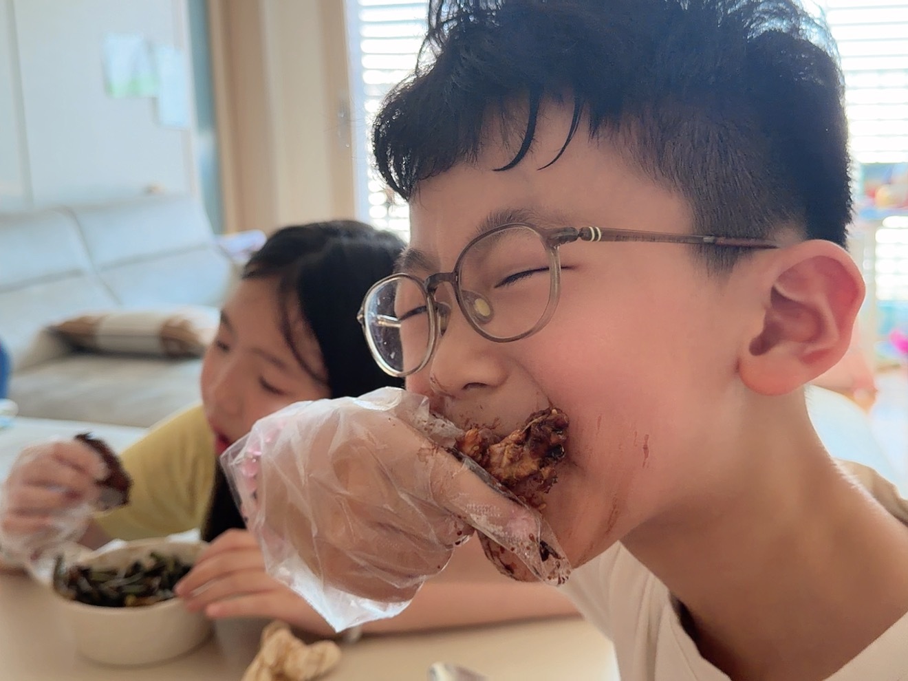 吃到可乐鸡翅的俩祖宗本来给爸爸留出来4个但是，俩孩子不够吃！又把给爸爸留的拿出来