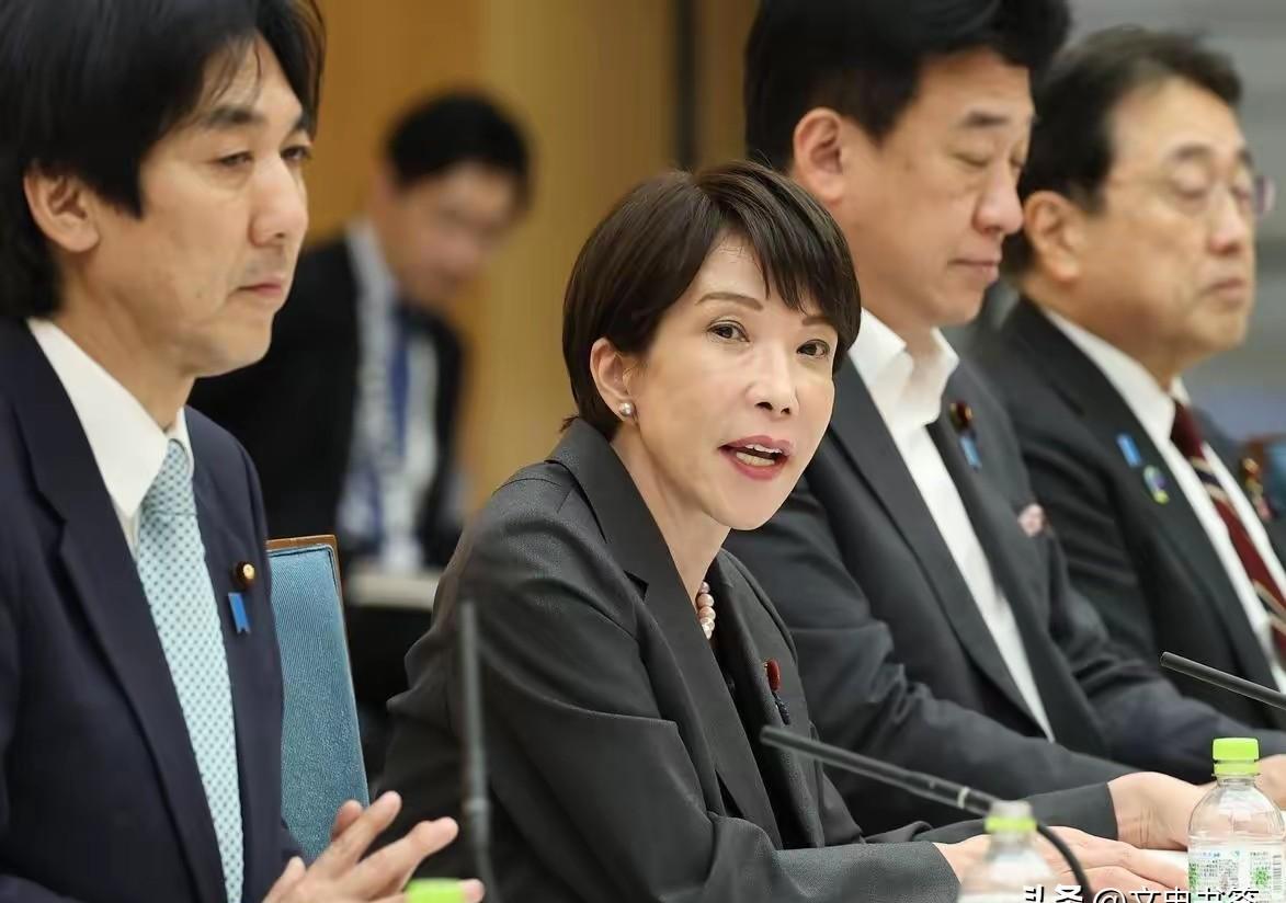 这两天日本国内出了档子事，看着不大，但里头门道很深。
一夜之间，全国有82个地方