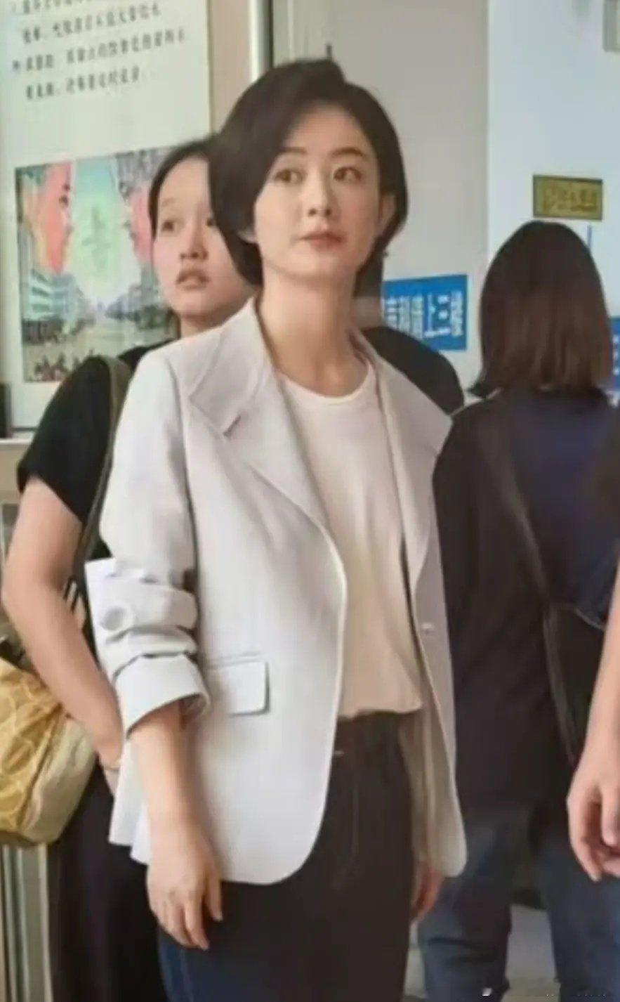 #赵丽颖新剧短发路透# 赵丽颖新剧《造城者》路透，好干练的短发，丽丽又🈶了大突