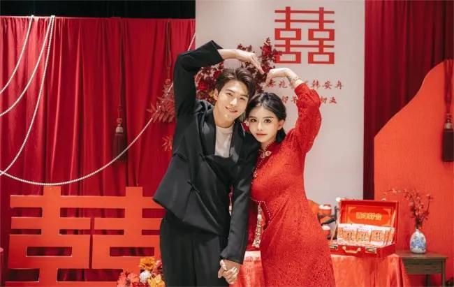 韩安冉整容33次，订婚照有点惊悚，大大的眼睛与脸部不对称，气氛好诡异。

她找男