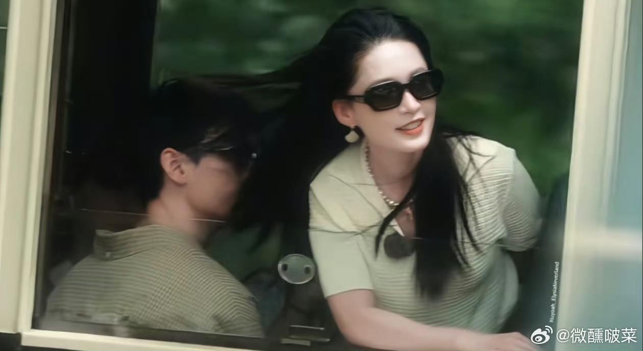 原来，不哭的孩子也有糖吃，

《花少7》里，李沁总是那个温暖担当，

她给团队默