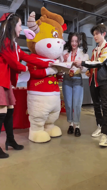 王源和迪丽热巴做活动操碎了心，感觉姐姐迪丽热巴可可爱爱，还有一点调皮，弟弟王源倒