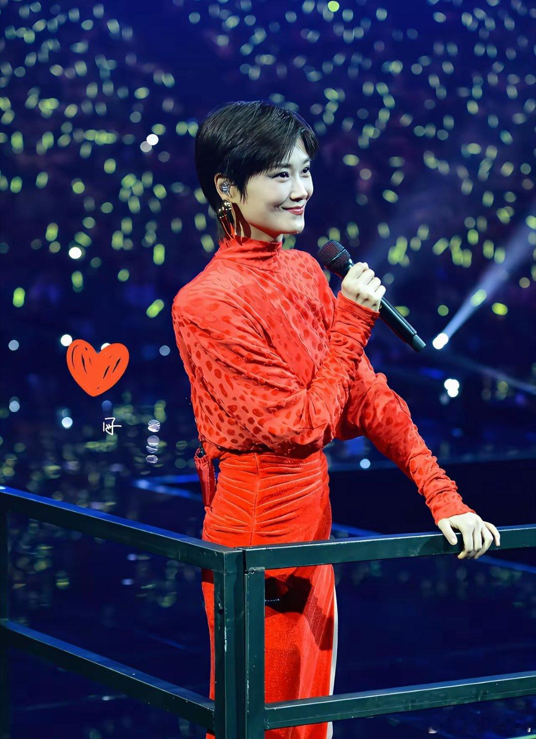 重庆文旅费尽心思的宣传，居然被李宇春这次演唱会来了一波免费的广告。不得不说，李宇