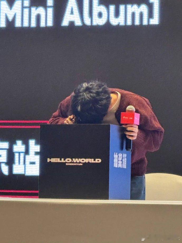 #边伯贤签售会送350张拍立得# 伯贤给签售现场所有人拍拍立得！哪怕我没有去到现