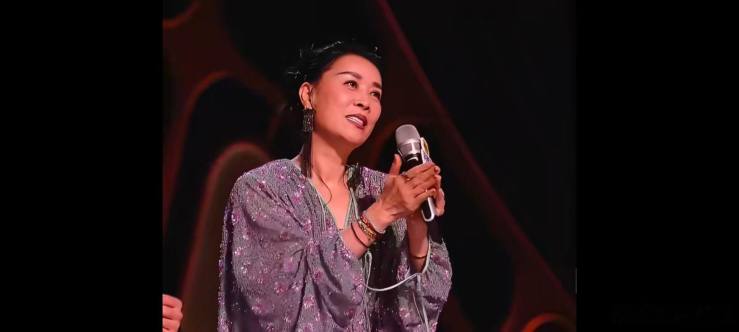 那英回去教李小冉开嗓李小冉对着那英唱征服歌手直播现场爆笑名场面诞生，李小冉献唱征