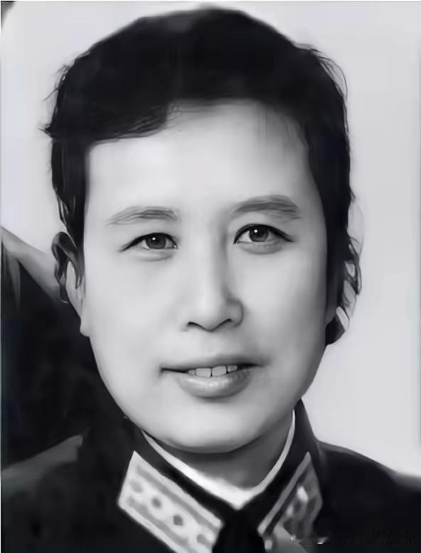 [微风]1978年，德国波恩。
​​一个中国代表团的老太太，在街边一个旧书摊前，