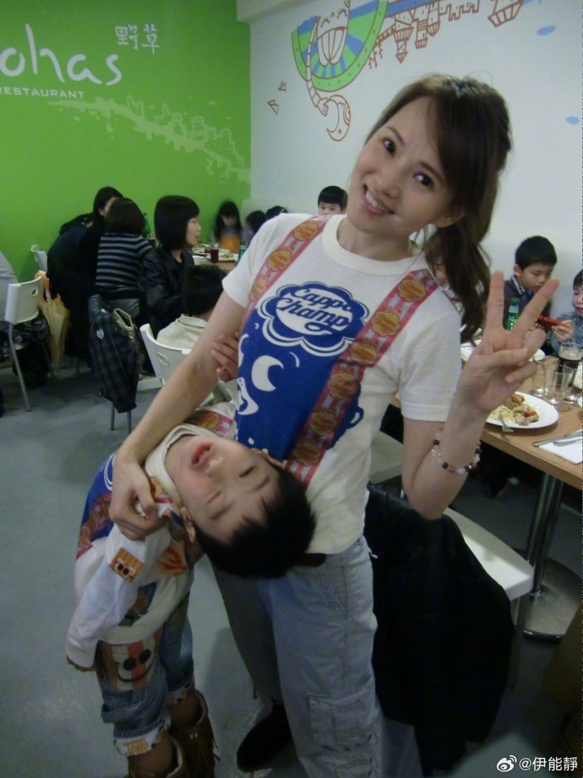 伊能静童年被妈妈丢在路边我们的爸爸伊能静在节目中谈及童年被妈妈丢在路边的经历，坦