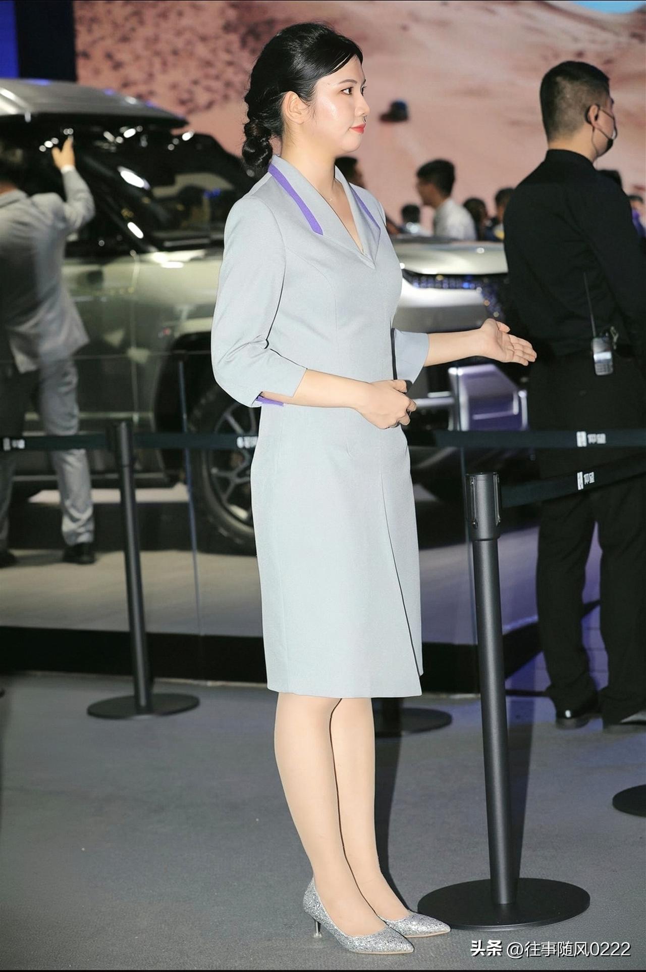 车旁美人立   风姿似月明