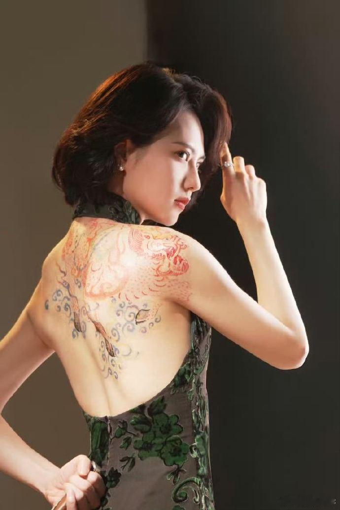 南部档案有自己的黑寡妇剧集南部档案单看外表只会觉得张海琪清冷柔美，一旦开打反差感