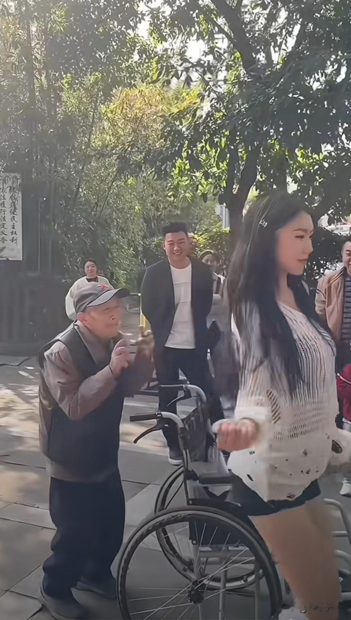 公园轮椅大爷看到美女跳舞居然站起来了，太神奇啦。
大爷：真的好想再活500年……