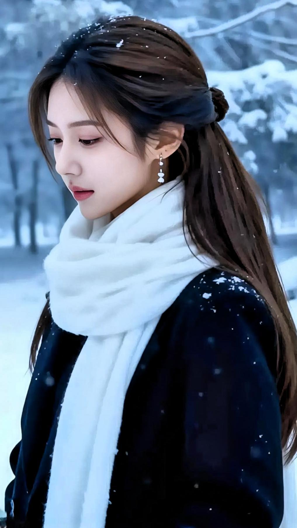 上联：石径藏庐聚霭苍
下联：雪林现影思春月