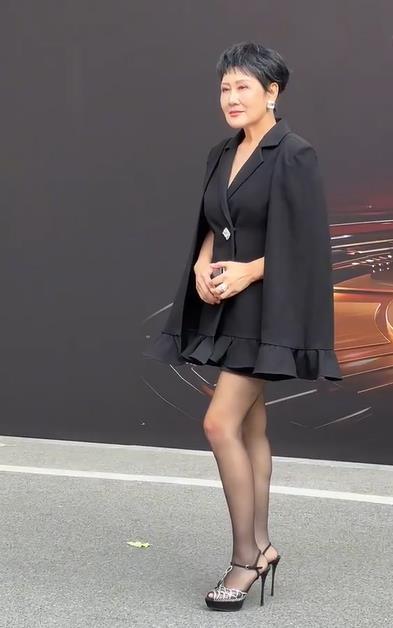 张凯丽自己穿黑丝叫我们买足力健 63岁凯丽姐参加活动以黑丝高跟鞋造型公开亮相，其