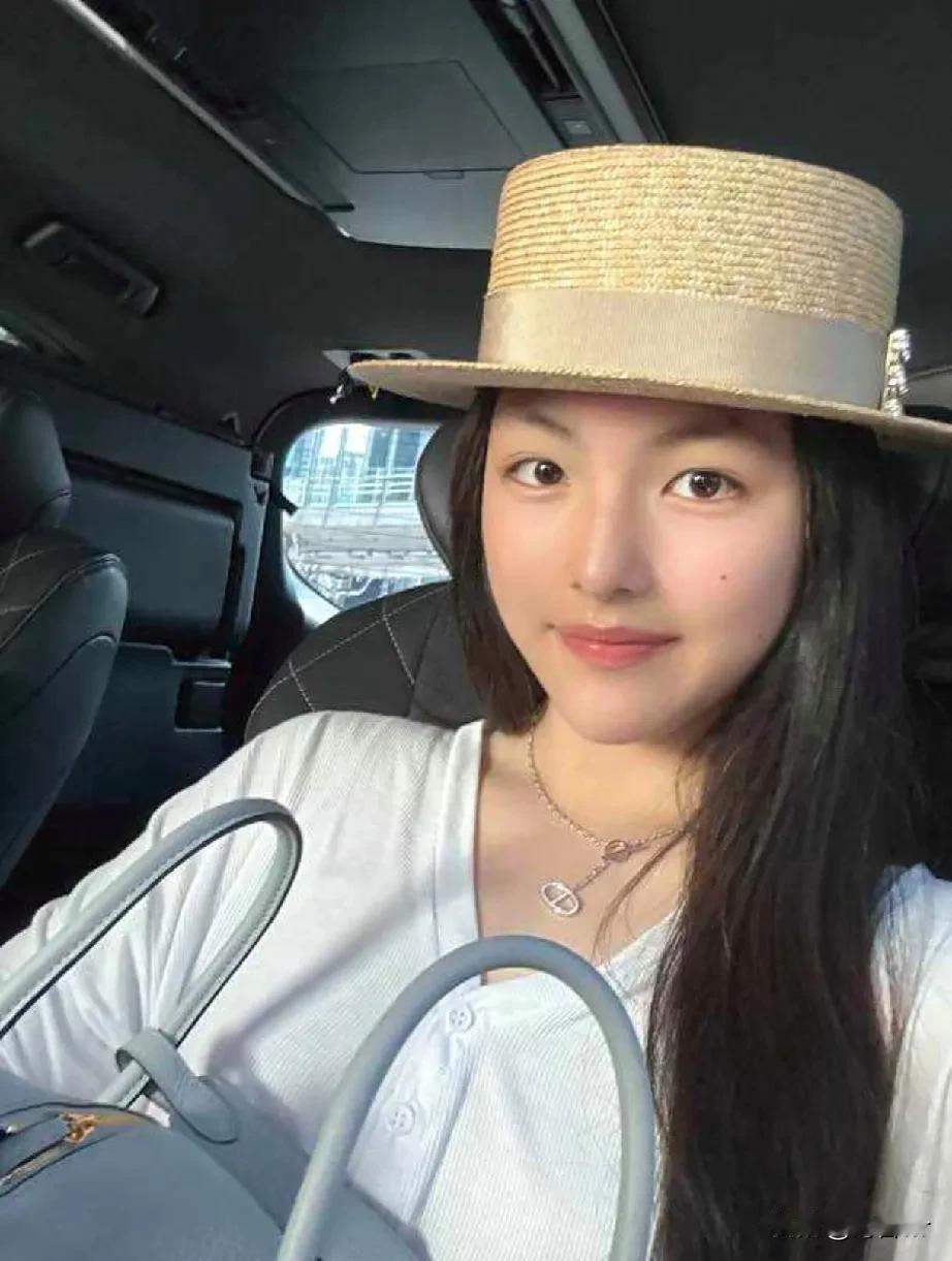 李湘真的把王诗龄养的很好！看到王诗龄在日本旅游的照片，
名媛感十足，落落大方!