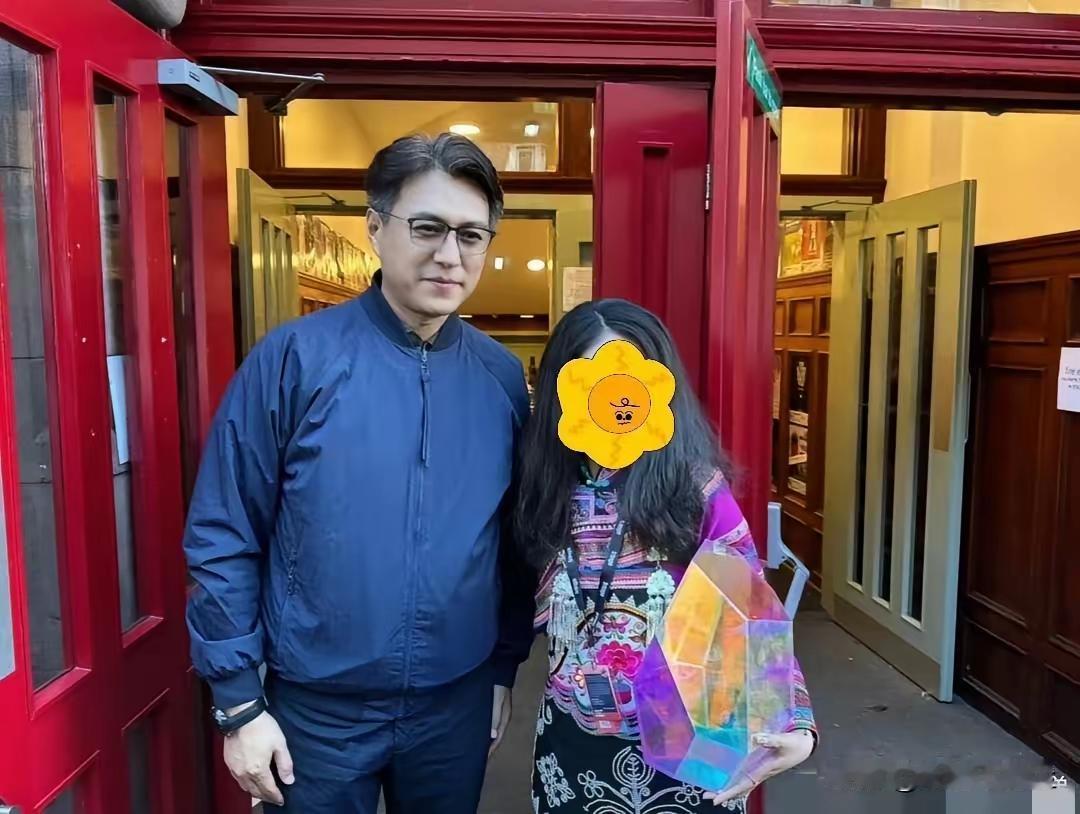 靳东颜值巅峰是《精英律师》。穿着那套高级定制西服。好像男模一样，都能把人帅晕了[