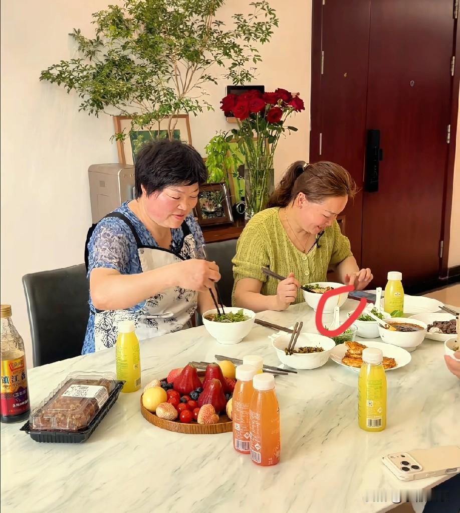 周阿姨这个碗让人看起来很尴尬，强迫症的人真的见不得这样，好想上去帮她擦干净。
