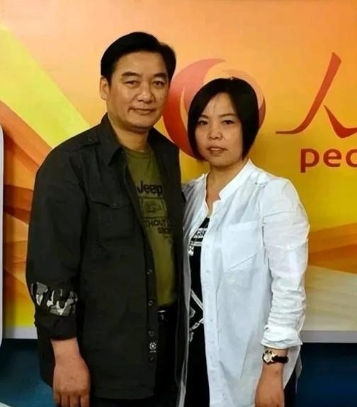 1985年，安徽21岁战士壮烈牺牲，战友方海鹰放弃上军校，替他尽孝，父母感动得泪