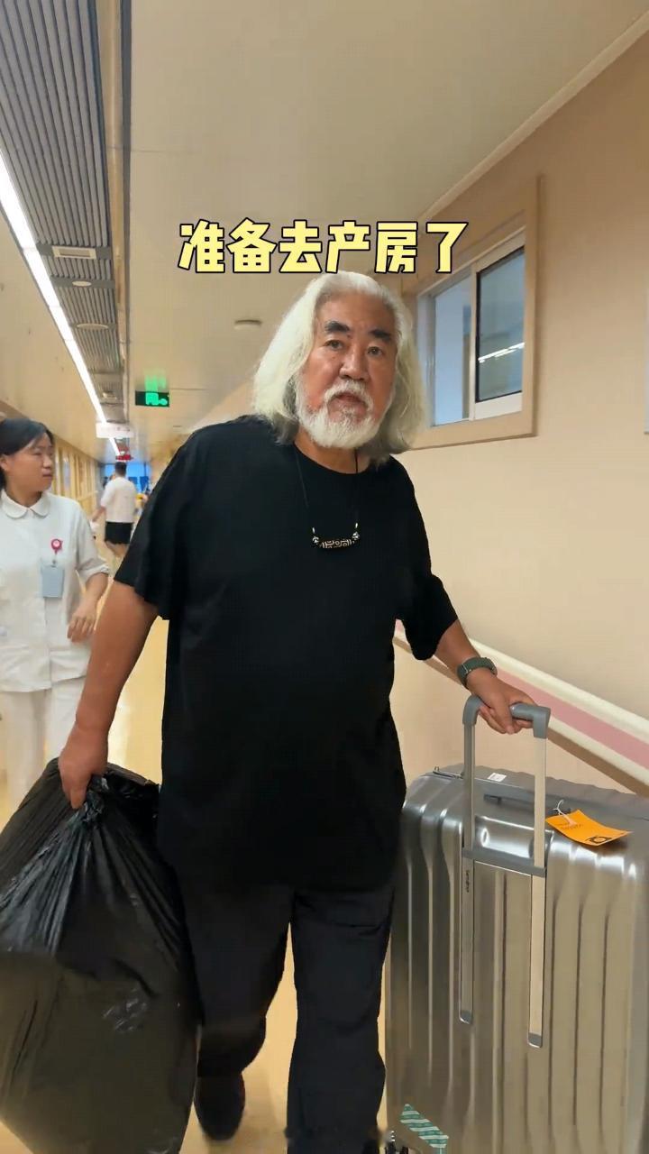 #张纪中妻子入院待产##张纪中妻子四胎要生了# 张纪中妻子入院待产，高龄孕妇好辛
