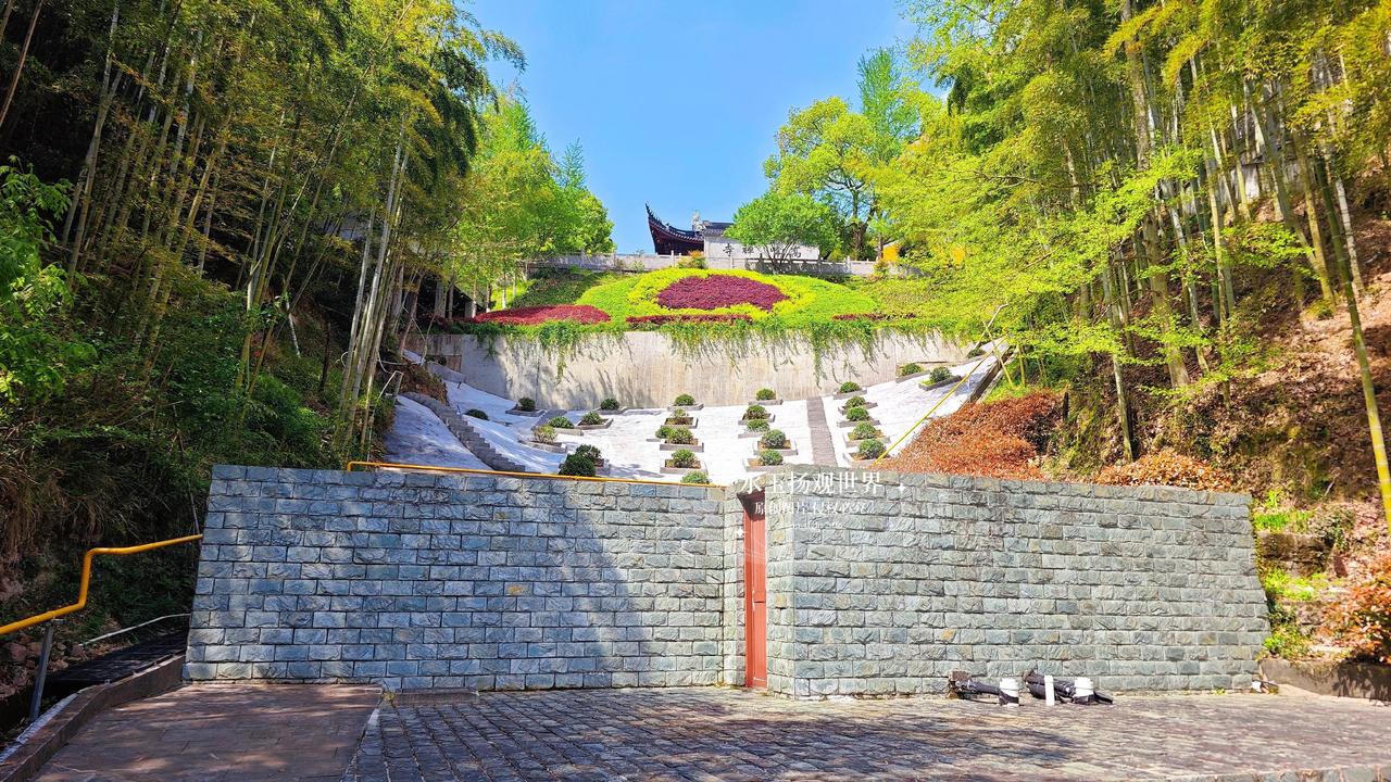 这次往德清山里跑，没有奔热门打卡点，偶然搜到高峰禅寺，本以为就是普通山间小庙，到