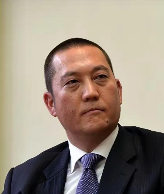 台湾创投圈的大佬蒋友松最近砸出了一个让整个岛内政坛炸锅的决定，他要强行搬走两口停