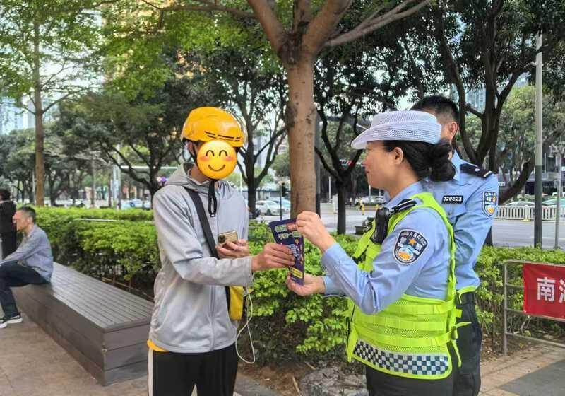​​近日，罗湖交警联合南湖派出所宣传人员走进万科深南广场开展电动自行车交通安全专