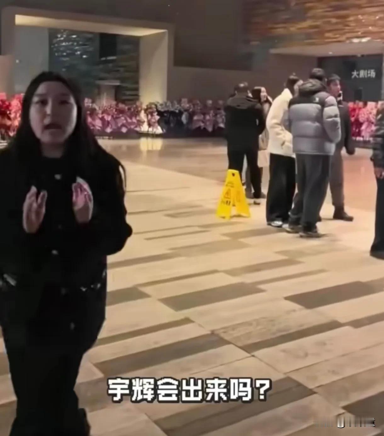 什么人带的兵，就像谁！
与辉同行跨年晚会的时候，董宇辉因为接受采访等各种原因，没