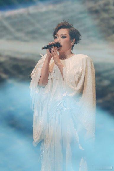 林忆莲巡演首站上海忆莲的《回响：终章》2.0版，编曲和舞台都重做，这含金量，想不