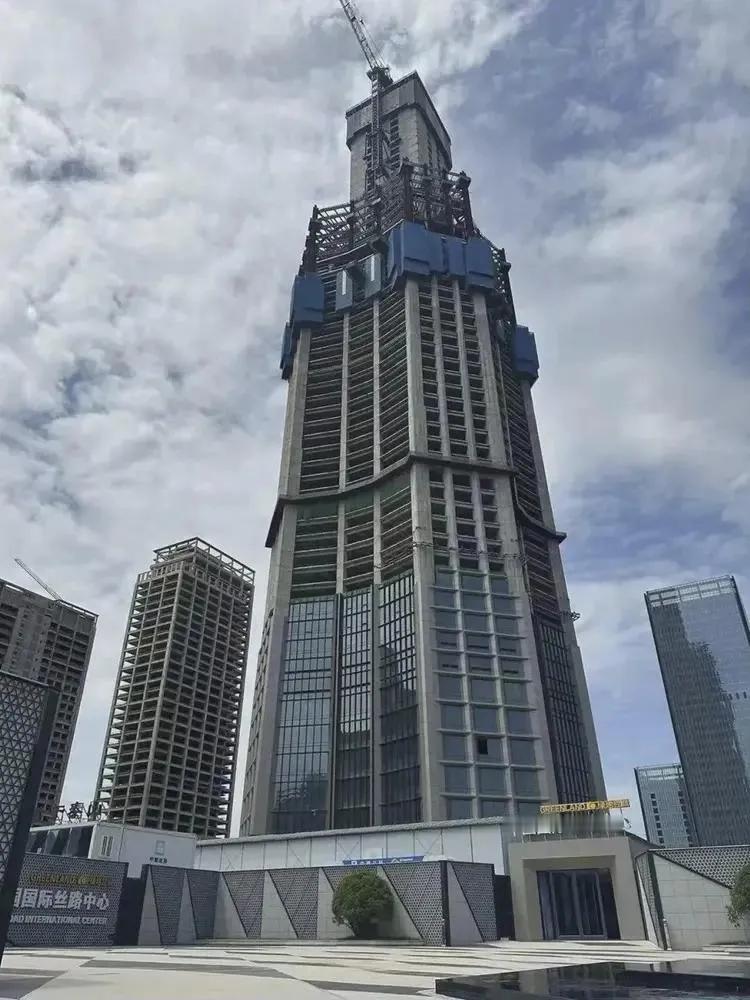 中国国际丝路中心，西北规划第一高楼，多年了，核心筒一直保持在三百米高度不变。本来