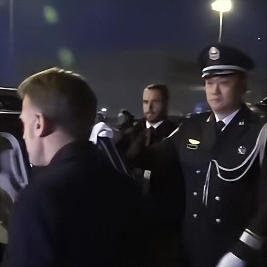 今天，法方客人远道而来，中方高规格热情迎接。