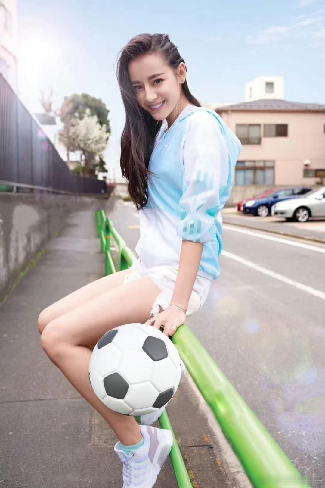 迪丽热巴功夫女足热巴演前锋钰珑真拼，增重特训泥地滚，甩精致滤筒冲球场的劲儿挺带感