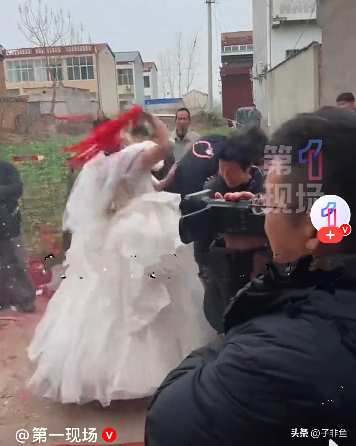 近日，安徽宿州一婚礼现场居然还有这样的陋习，往新郎新娘头上、身上喷雪花泡沫，还把