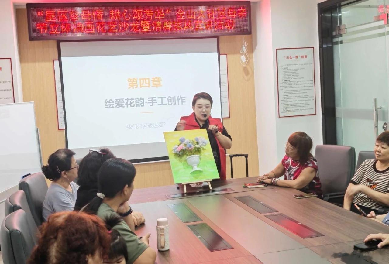 寻美海南 在海口各个社区的公益课堂与非遗展厅里，总能见到奔走忙碌的王莉。她是一名