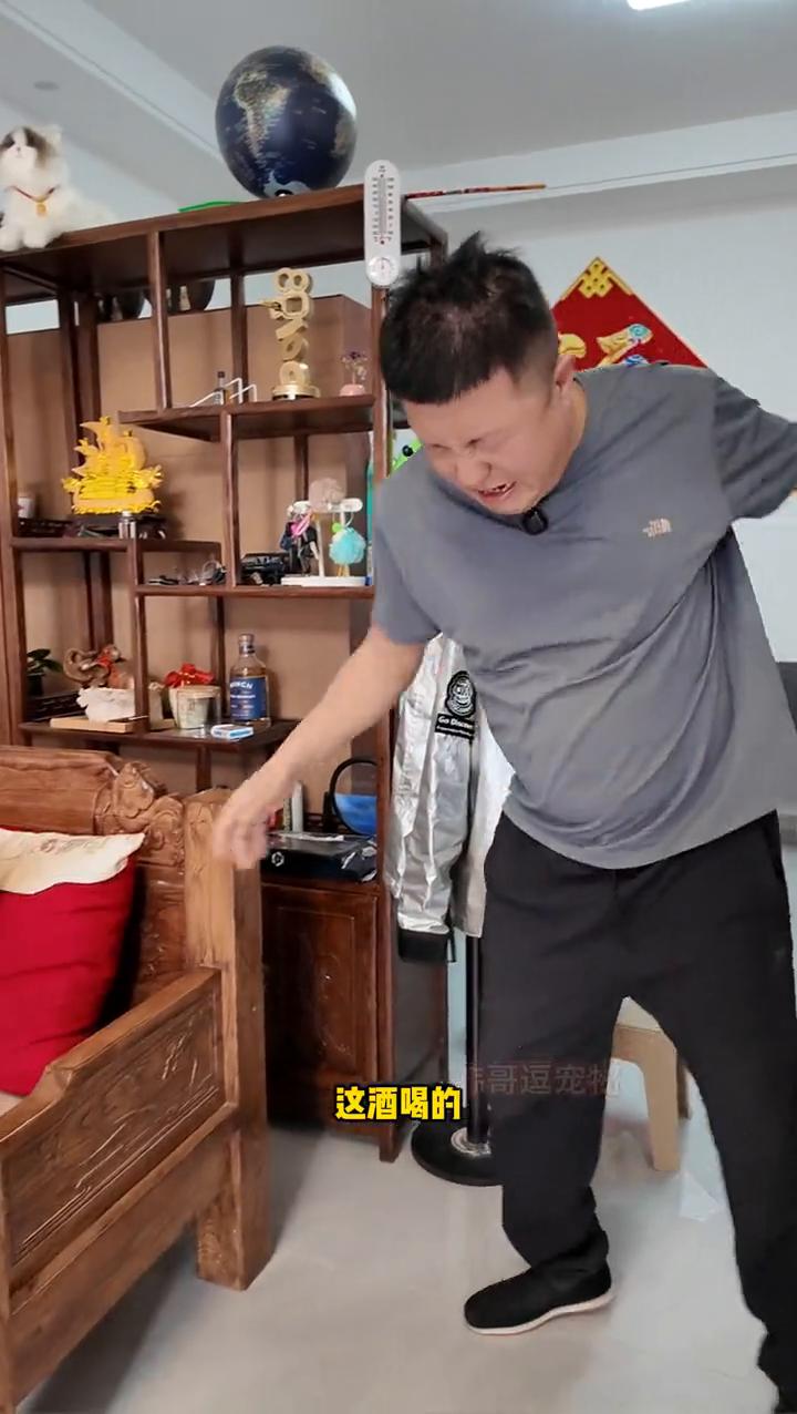 韩哥逗宠物。
这酒喝的头疼，可没少喝。
我的大白菜，你可别给我找麻烦，我今天喝多