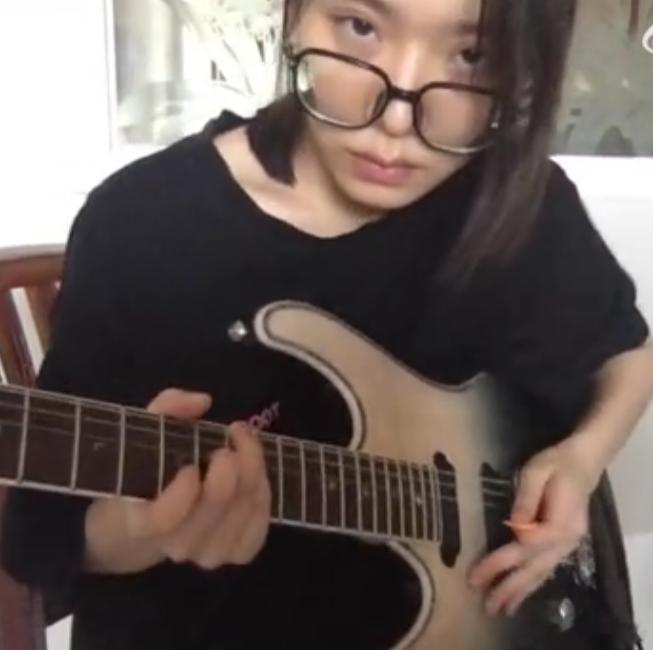 王晓赟子这是吃了多少唱片 粉丝疯狂点歌，本以为王晓赟子会招架不住，没想到她一首接