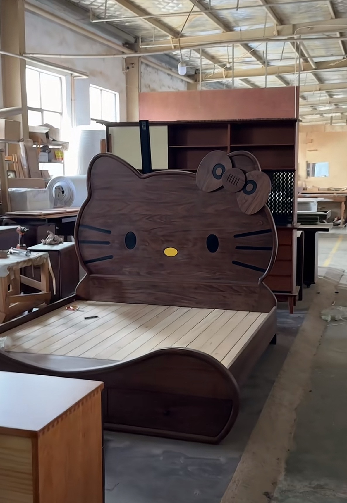 黑胡桃木搭配HelloKitty  说不上哪奇奇怪怪 