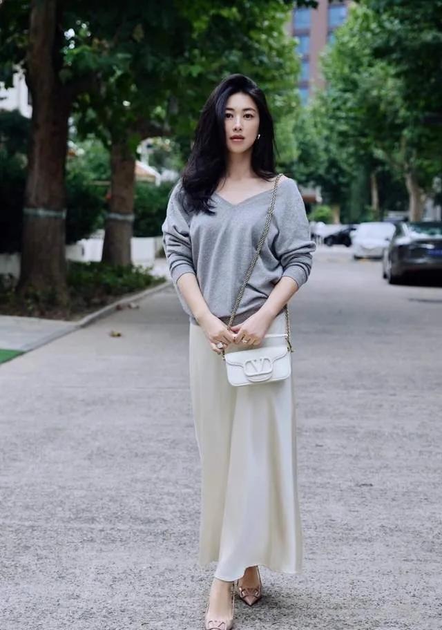 谁能拒绝朱珠这套秋日穿搭！真的太有女人味了👍
 
灰色宽松毛衣，搭配顺滑缎面长