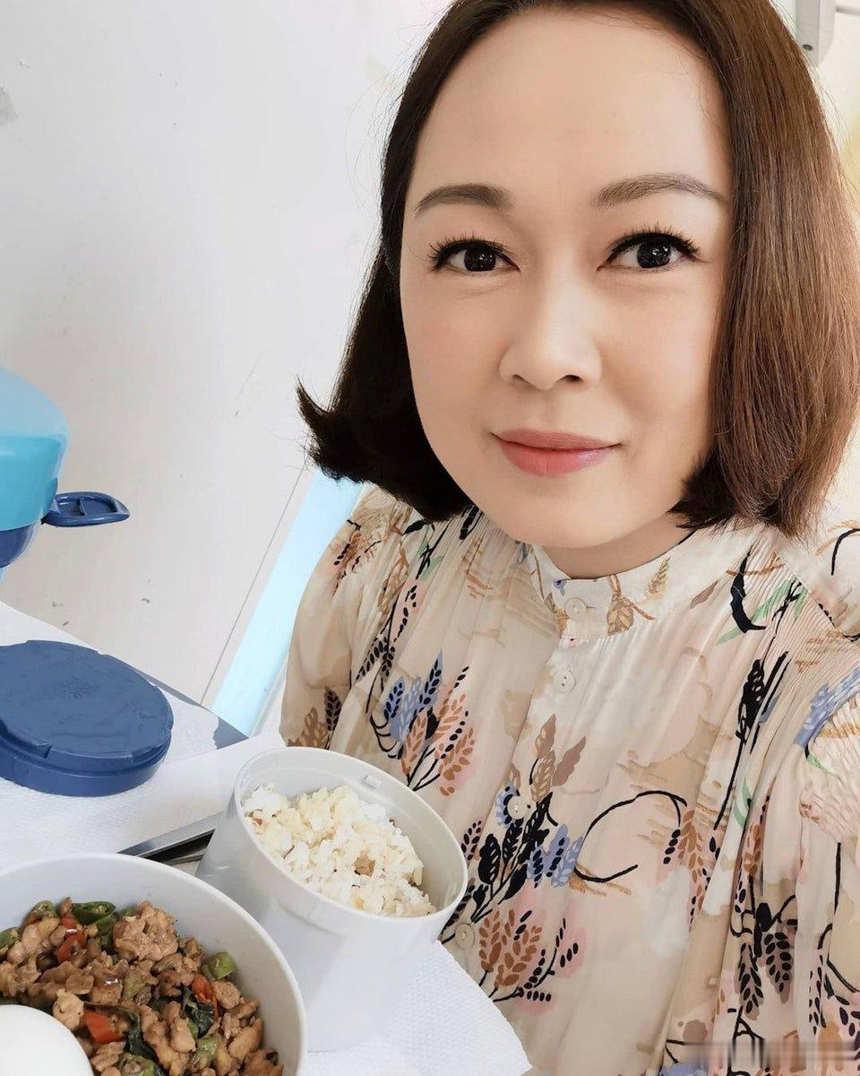 姚瑩瑩於1991年獲得新加坡小姐冠軍，其後代表新加坡參選環球小姐，期間認識同屆的