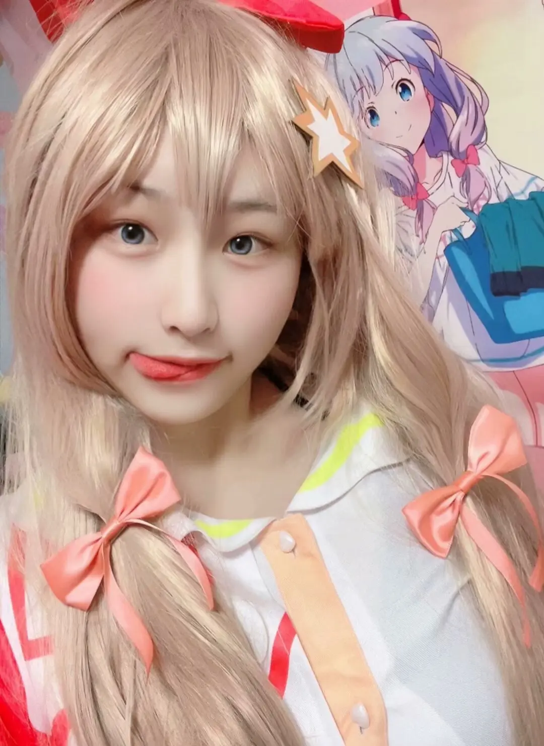 >_<