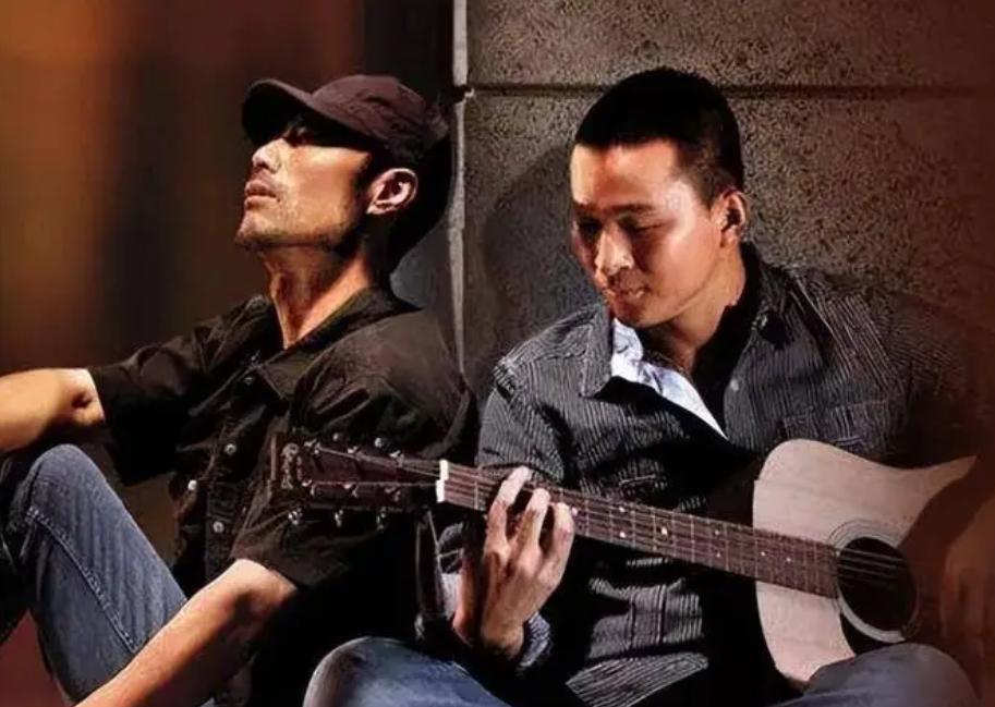 2011年，汪峰把红的发紫的旭日阳刚给告了，对自己造成了侵权，以后都不给再唱《春