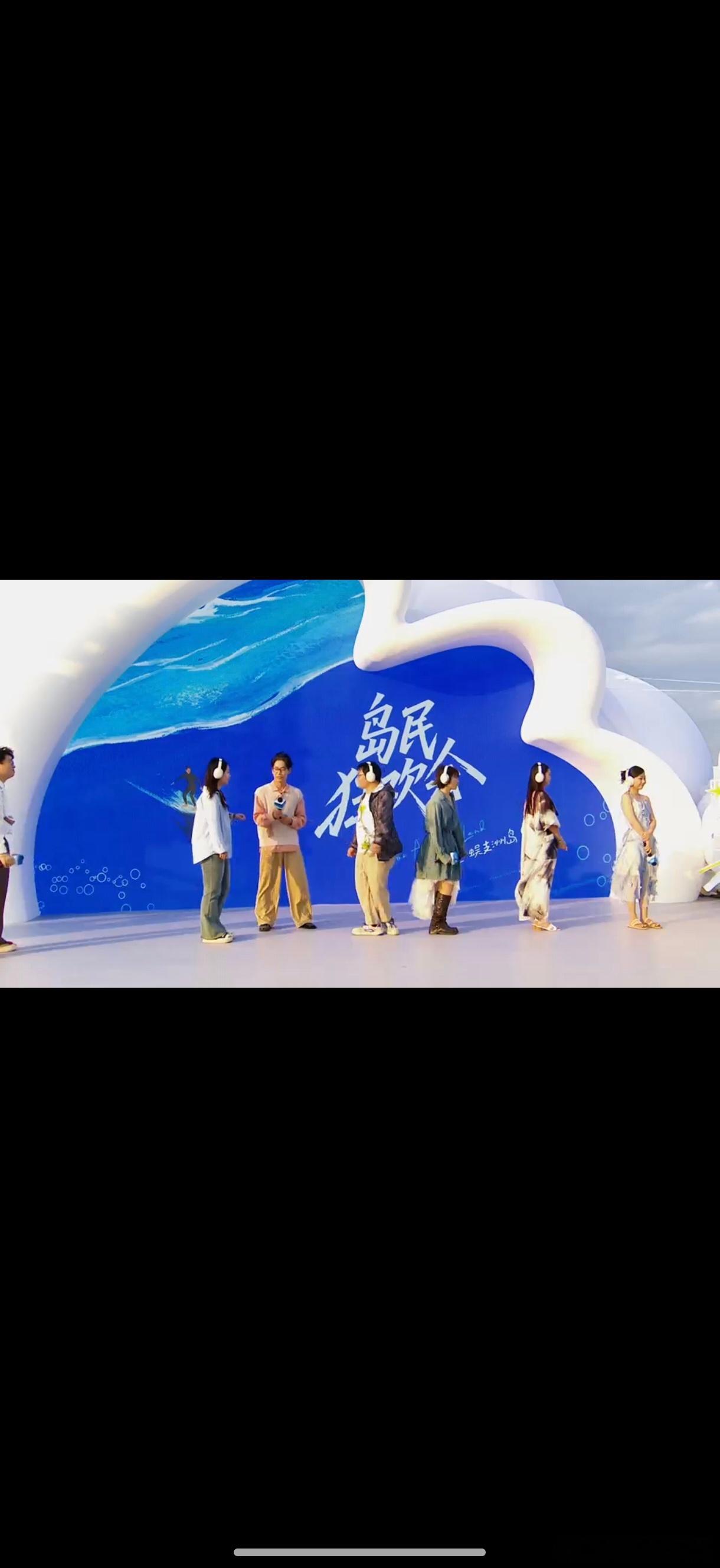 建华妹妹半只脚踏进音乐圈 这段点评太绝！半只脚刚踏进音乐圈就被队友“踢回现实”，