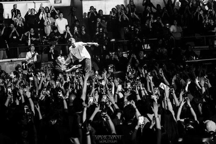 王嘉尔让菲律宾疯狂的男人 昨晚在菲律宾的演唱会太热血了！他不仅与粉丝近距离互动，