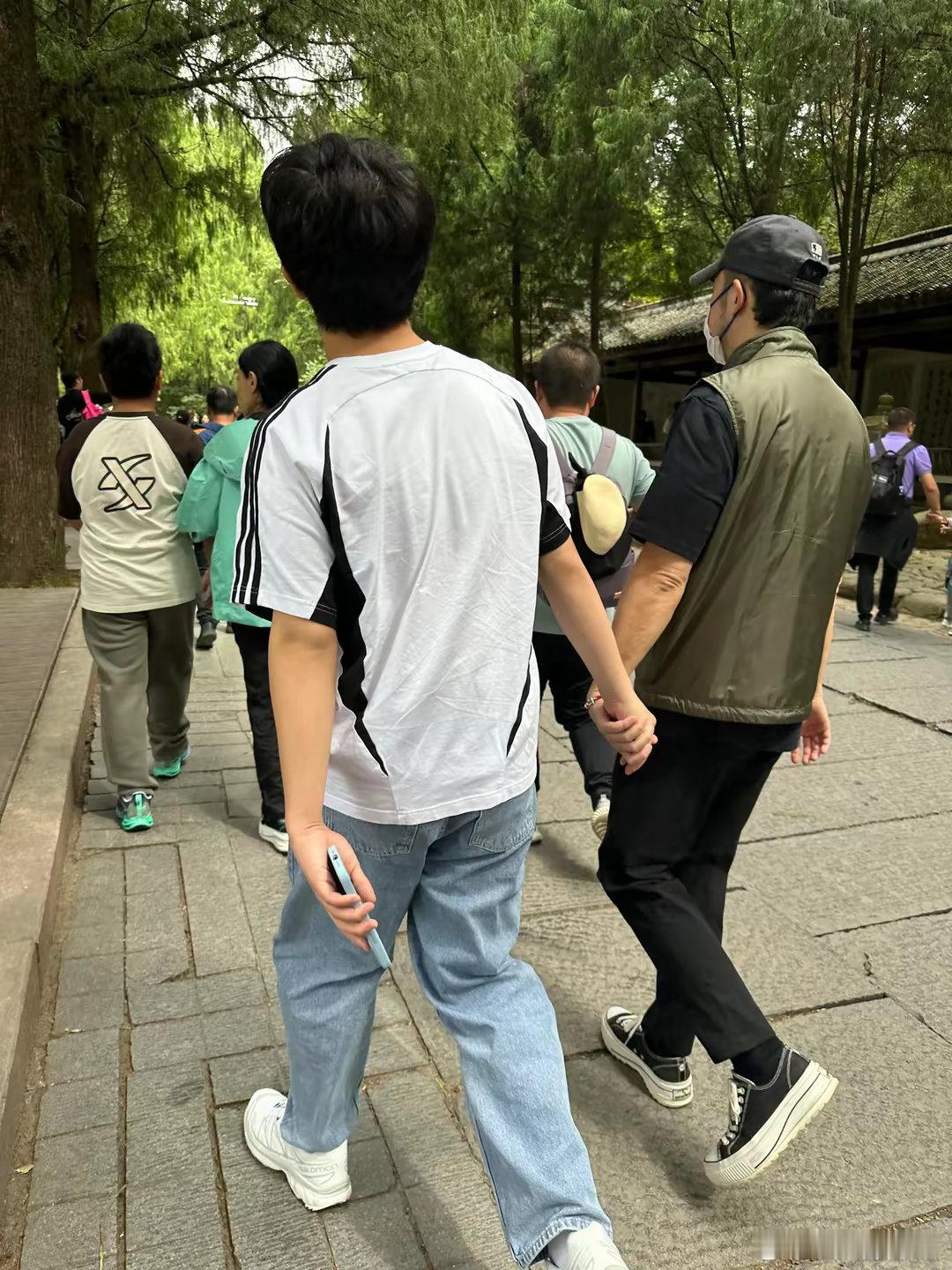 #安吉13岁身高##偶遇沙溢胡可一家出游# 小鱼儿依然是非常逗的那个，各种小表情