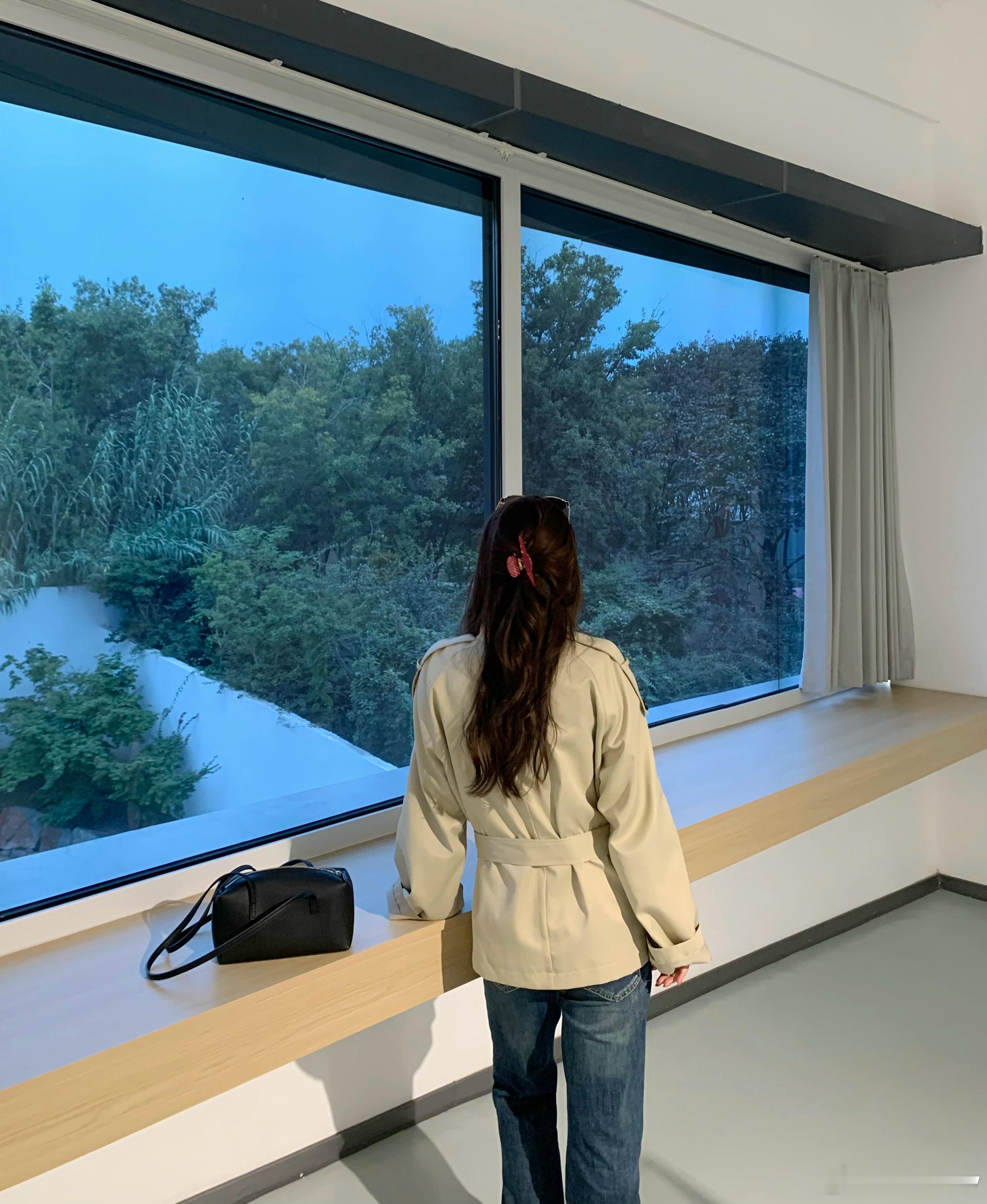 鸦鸦的团⏰开团时间：9月23号 周三晚八点✔️团品名：“利兹画报”立领收腰风衣?